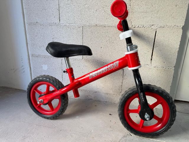 Bicicleta infantil roja
