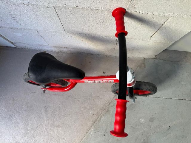 Bicicleta infantil roja
