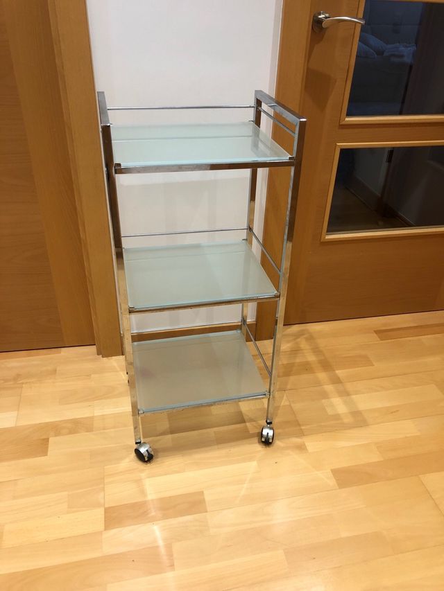 Estantería de cristal y metal con ruedas