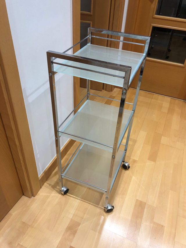 Estantería de cristal y metal con ruedas