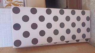 Azulejos blancos con puntos negros