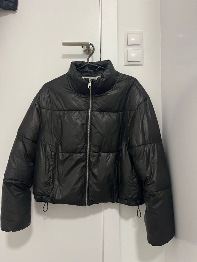Chaqueta acolchada negra corta