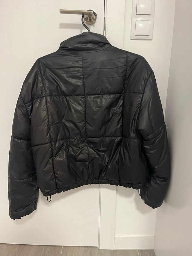 Chaqueta acolchada negra corta