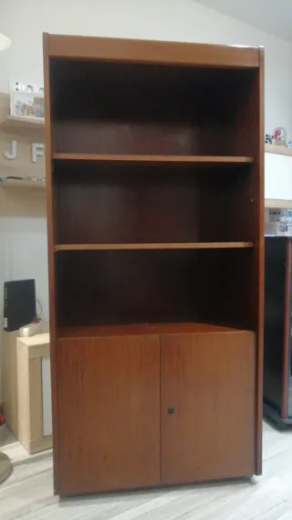 Armario de madera maciza