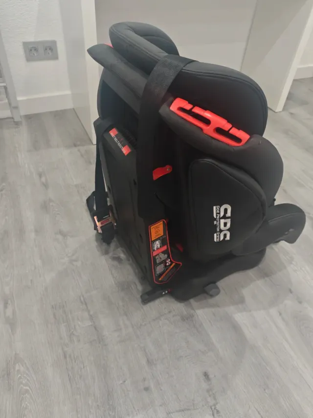 Silla de coche negra con detalles rojos