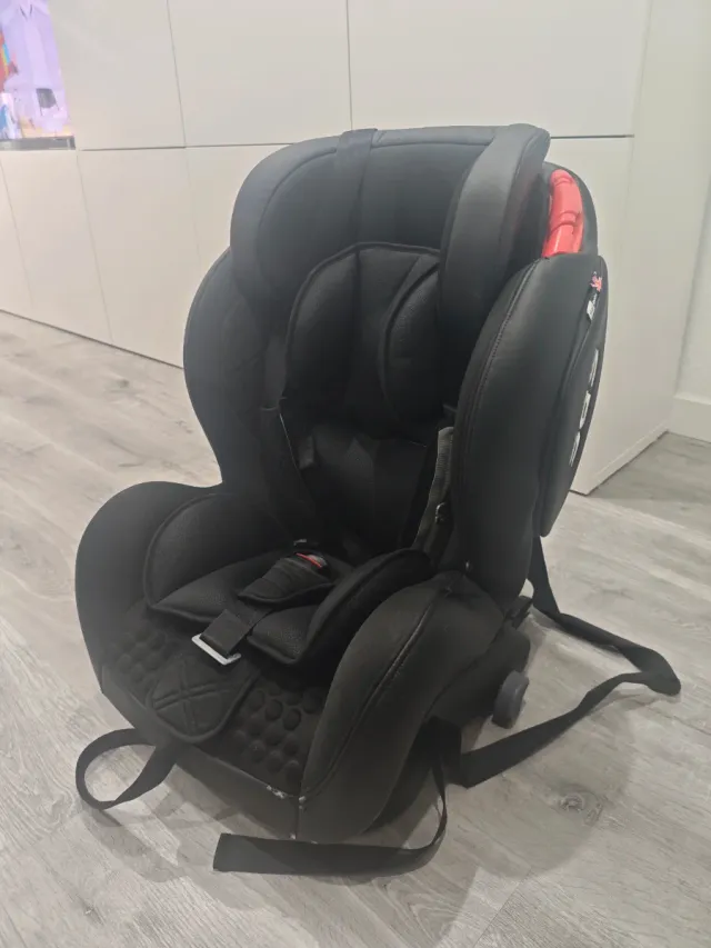 Silla de coche negra con detalles rojos