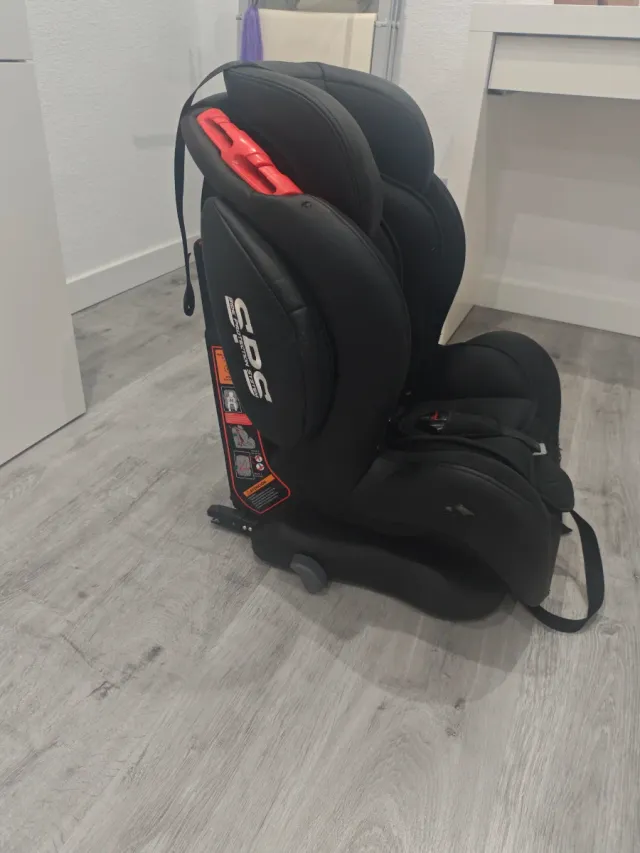 Silla de coche negra con detalles rojos