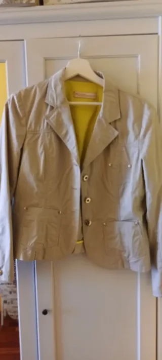 Chaqueta color piedra,tela gabardina, talla como s