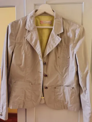 Chaqueta color piedra,tela gabardina, talla como s