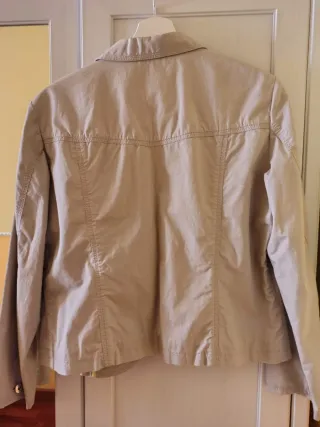 Chaqueta color piedra,tela gabardina, talla como s