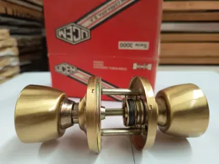 Pomos de puerta paso latón con condena.
