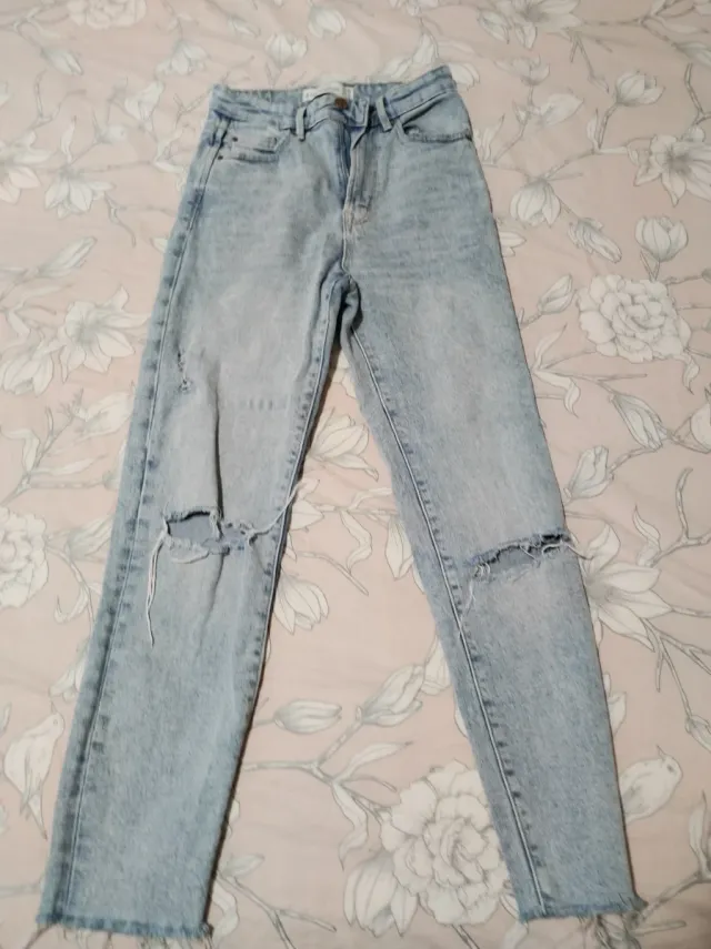 Pantalón vaquero roto desgastado
