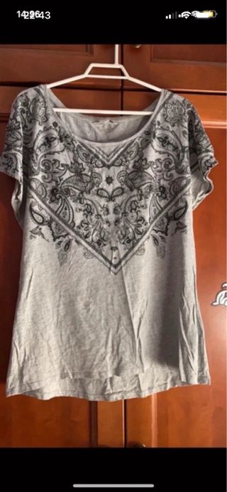 Camiseta gris con estampado floral