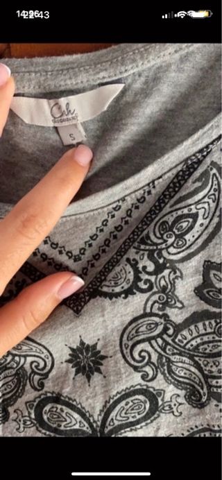 Camiseta gris con estampado floral