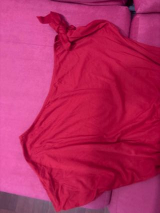 Vestido rojo asimétrico con fruncido