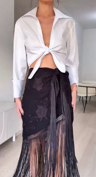 Falda bordada flecos