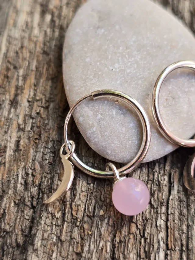 Pendientes Aro de Luna y cuarzo rosa.
