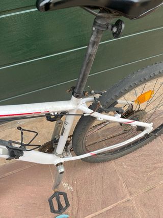Bicicleta de montaña blanca