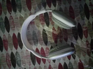 Cascos de música blancos y grises