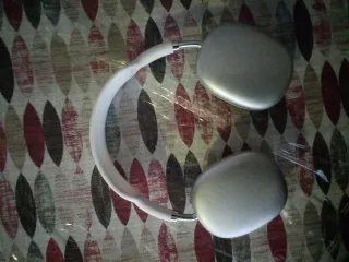 Cascos de música blancos y grises