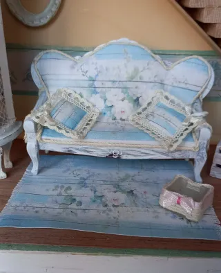 Divano miniatura per casa delle bambole
