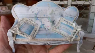 Divano miniatura per casa delle bambole