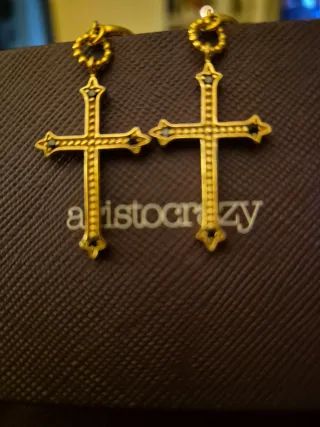 Pendientes largos cruz dorados coleccion Croix.