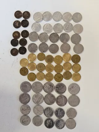 Lote variado de 68 monedas italianas en céntimos 