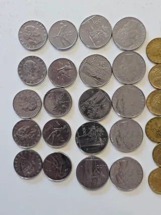 Lote variado de 68 monedas italianas en céntimos 
