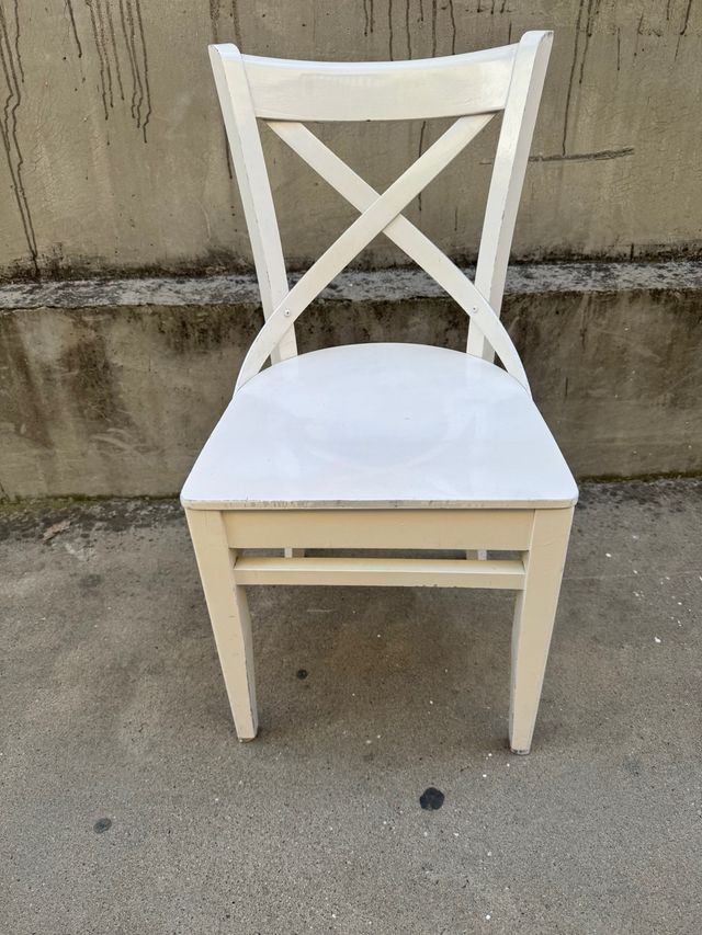 16 Sillas de Madera Blancas