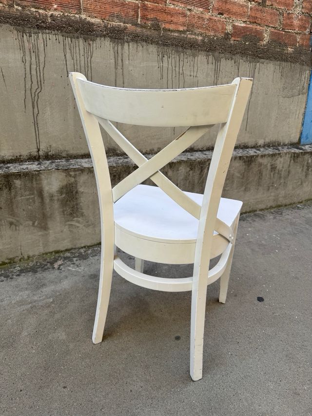 16 Sillas de Madera Blancas