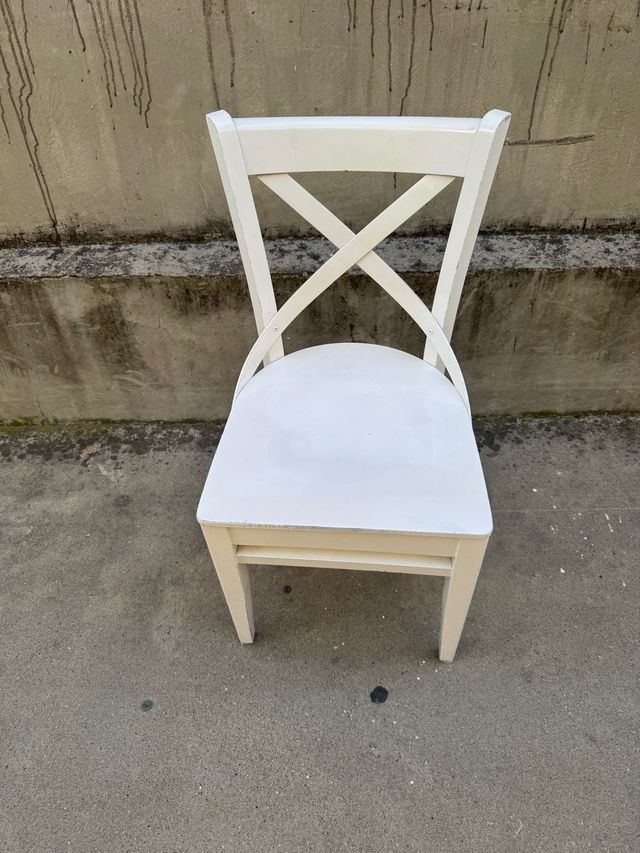 16 Sillas de Madera Blancas