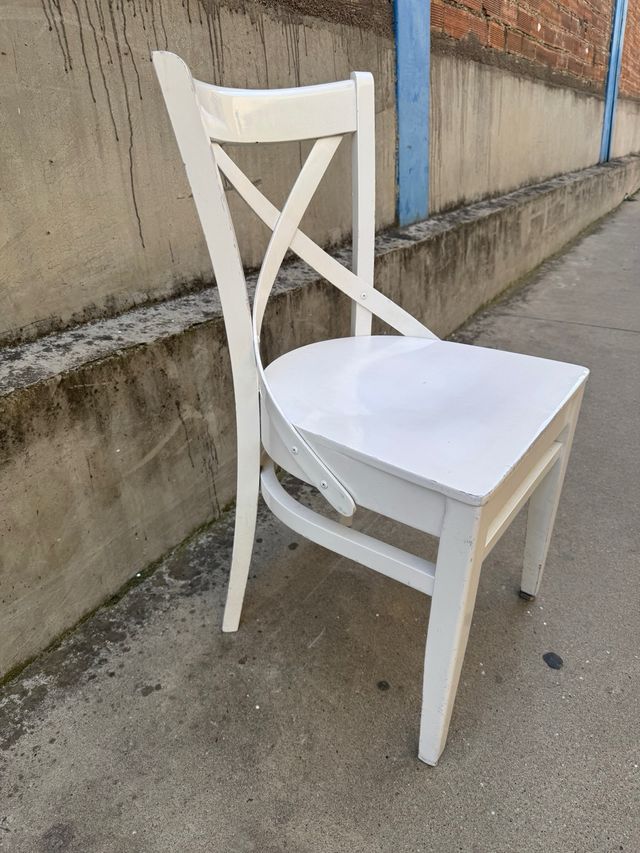 16 Sillas de Madera Blancas