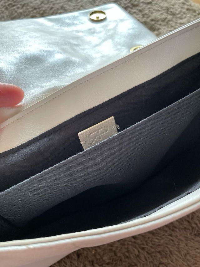 Bolso de hombro blanco acolchado