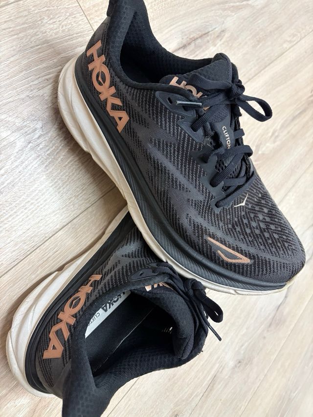 Zapatillas Hoka Clifton 9 Negro/Dorado