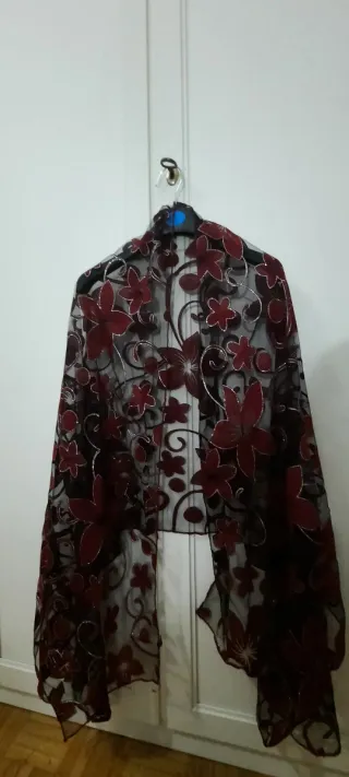 Foulard elegante con fiori rossi e neri