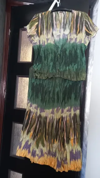 Traje verde y multicolor