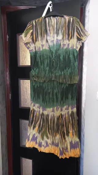 Traje verde y multicolor