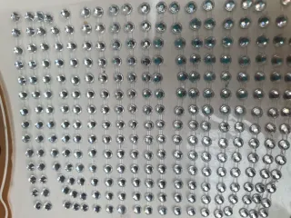 Brillantini adesivi decorativi viso occhi.