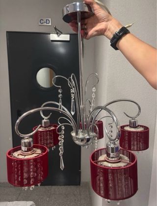 Lámpara de techo con pantallas rojas