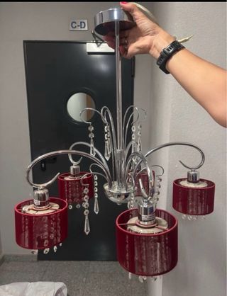 Lámpara de techo con pantallas rojas