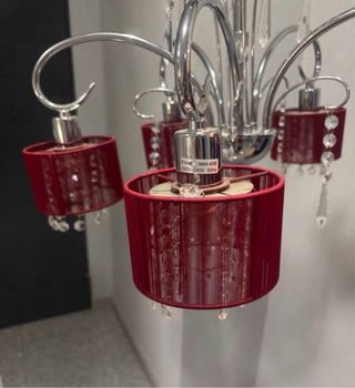 Lámpara de techo con pantallas rojas