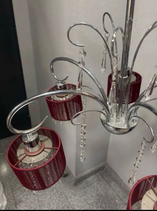 Lámpara de techo con pantallas rojas