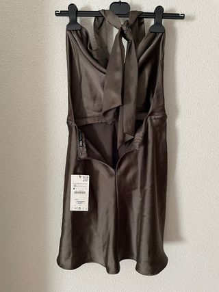 Vestido de fiesta marrón satinado