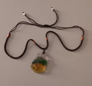 Collar ámbar con cordón ajustable