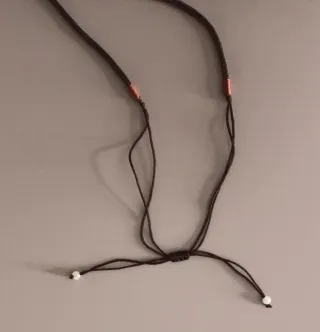 Collar ámbar con cordón ajustable