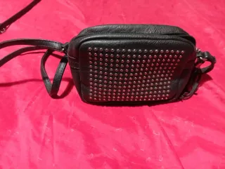 Bolso negro con tachuelas plateadas
