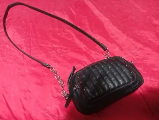 Bolso negro con tachuelas