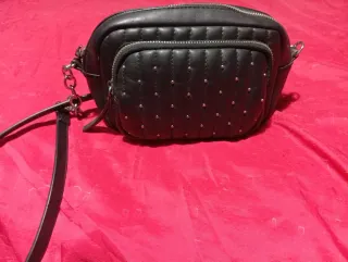 Bolso negro con tachuelas