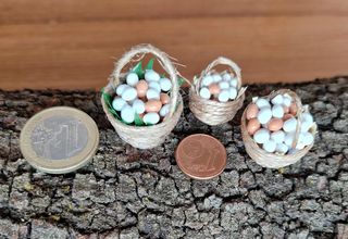 Cestas mimbre diferentes con huevos decorativos